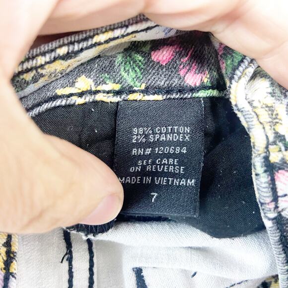 2/$30 Disney 7 6 Womens Black Lilo & Stitch Tropical Floral Cut Off Denim Shorts - Picture 6 of 8